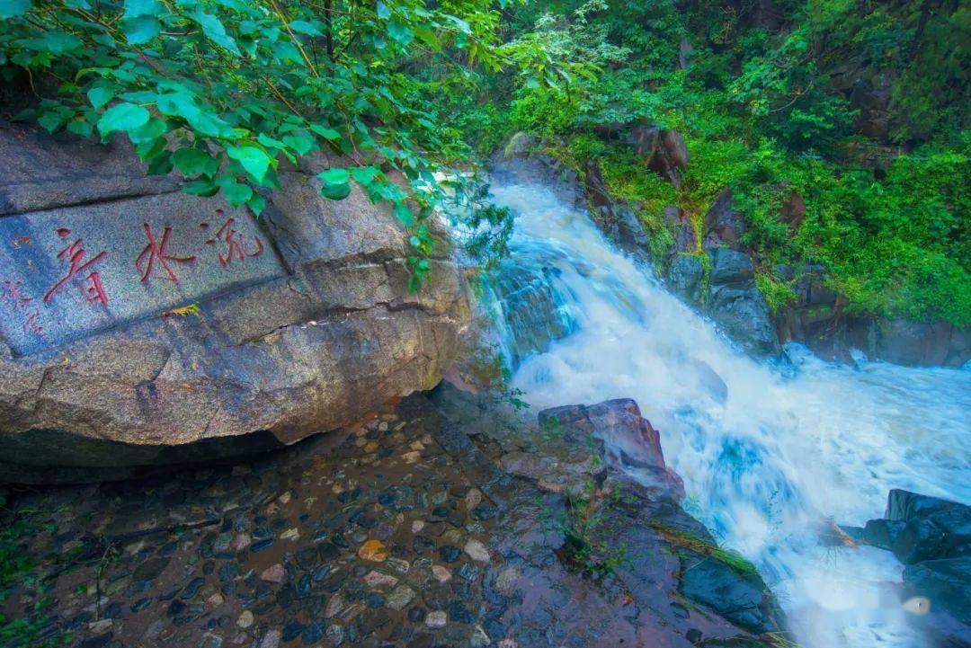 东四胡同在元代就已存在，成为重要商业区，历史底蕴深厚
